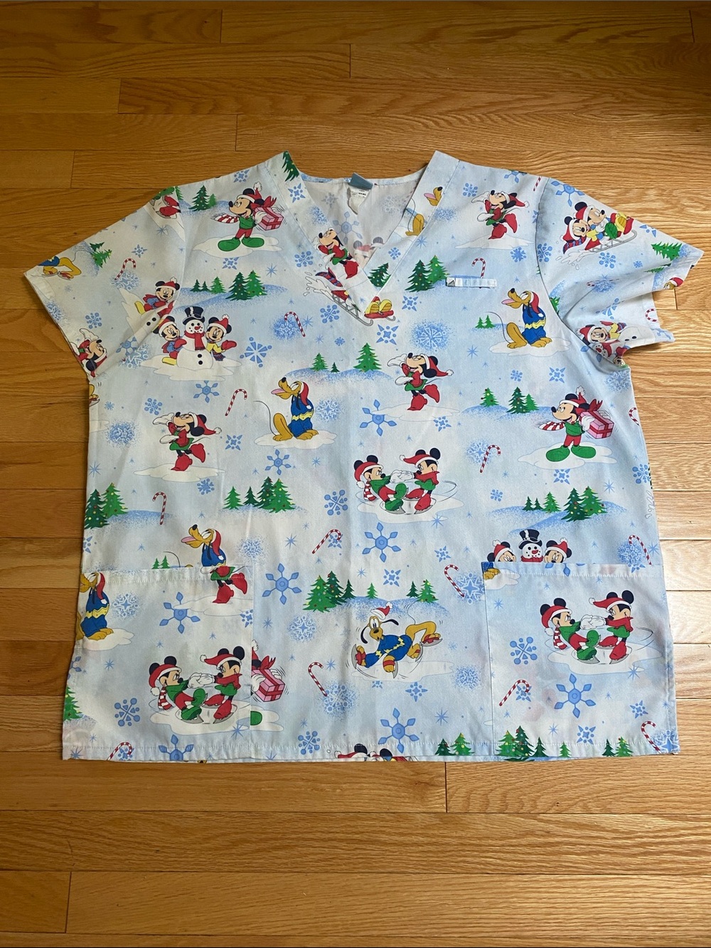 DISNEY Nurse Scrubs / Winter Mickey Minnie Pluto Skating  / Large